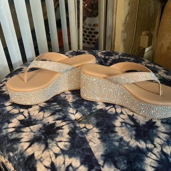 Inc sparkle lifted  flip flops - Picture 5 of 5